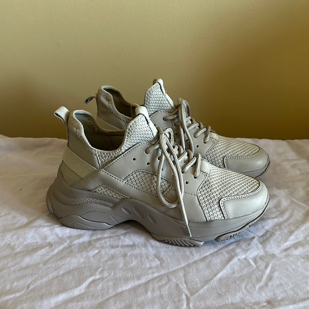 Steve Madden – Arelle Exaggerated Sole Sneaker
